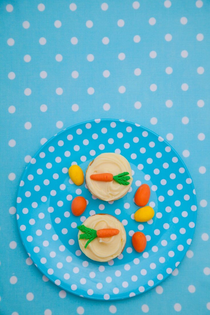 Mini-Käsekuchen mit Vanillecreme und Marzipanmöhren