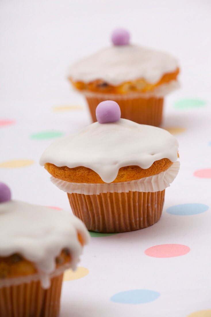 Drei Cupcakes mit Glasur und Marzipaneiern zu Ostern