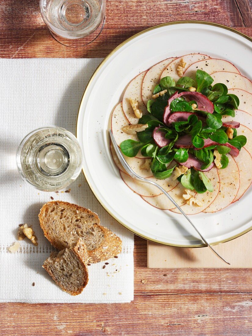 Apfel-Carpaccio mit Feldsalat und geräucherter Entenbrust