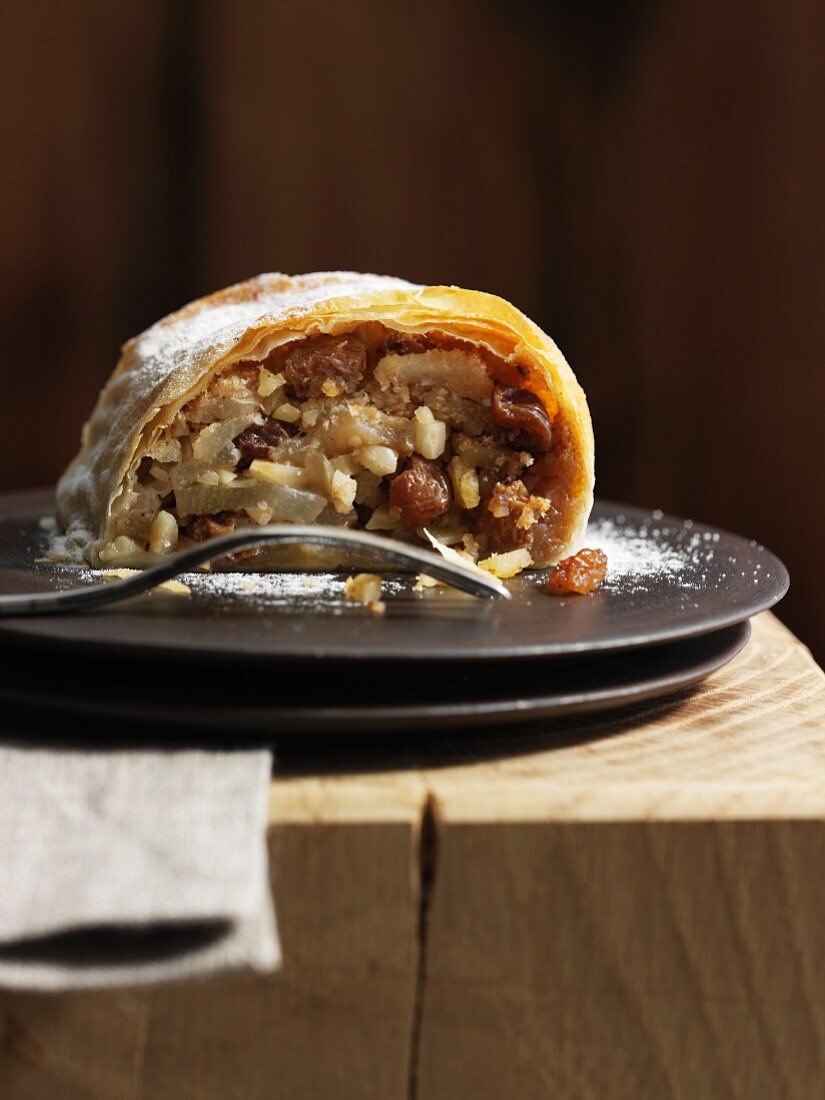 Apple strudel with raisins