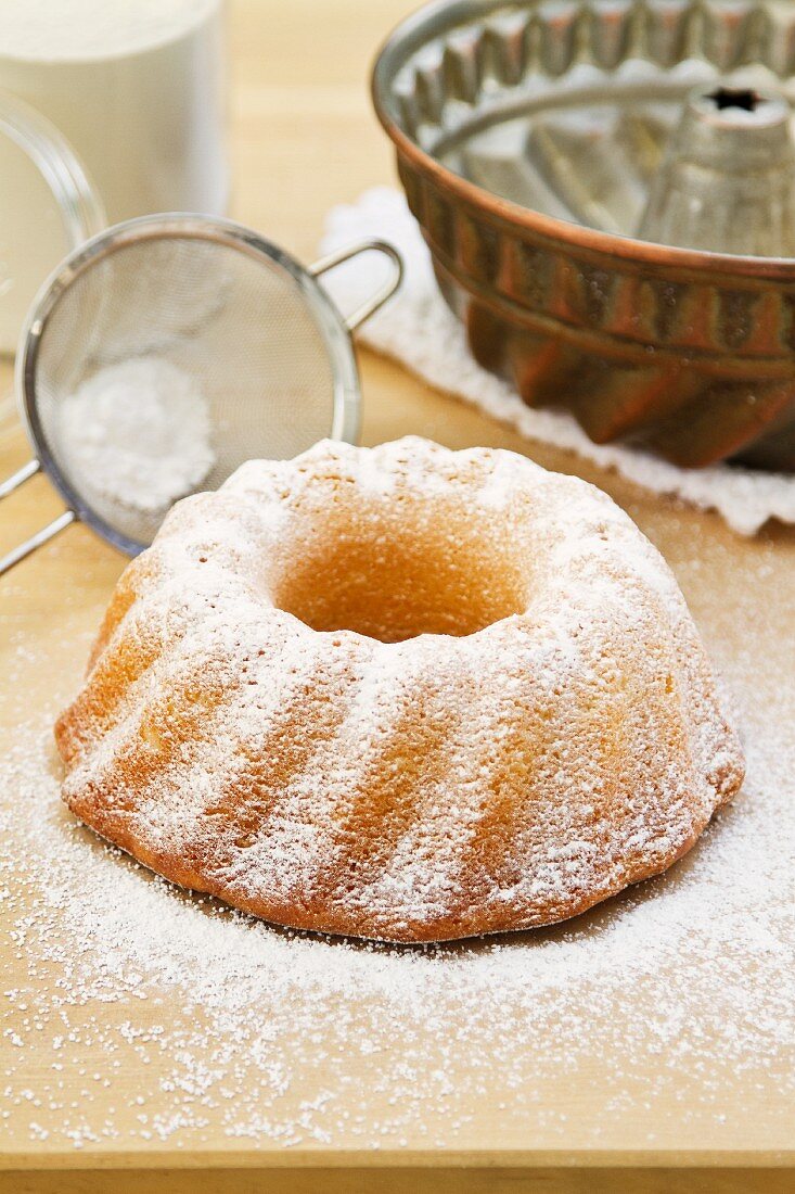 A plain cake, dusted with icing sugar