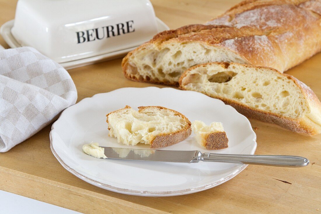 Frisches Weißbrot mit Butter