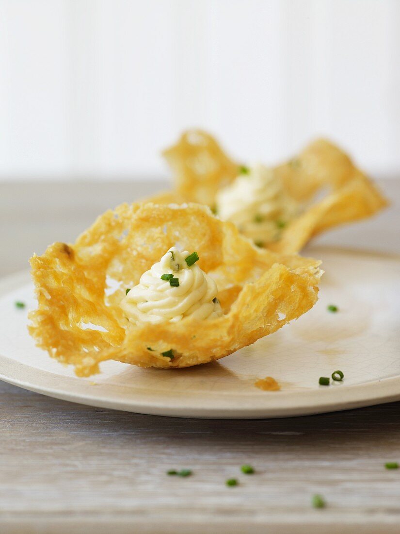 Parmesanchips mit Mayonnaise