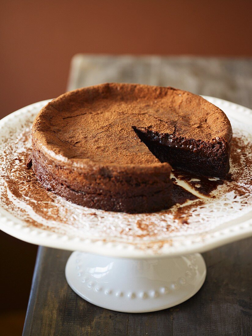 Schokoladenkuchen mit Kakaopulver, angeschnitten