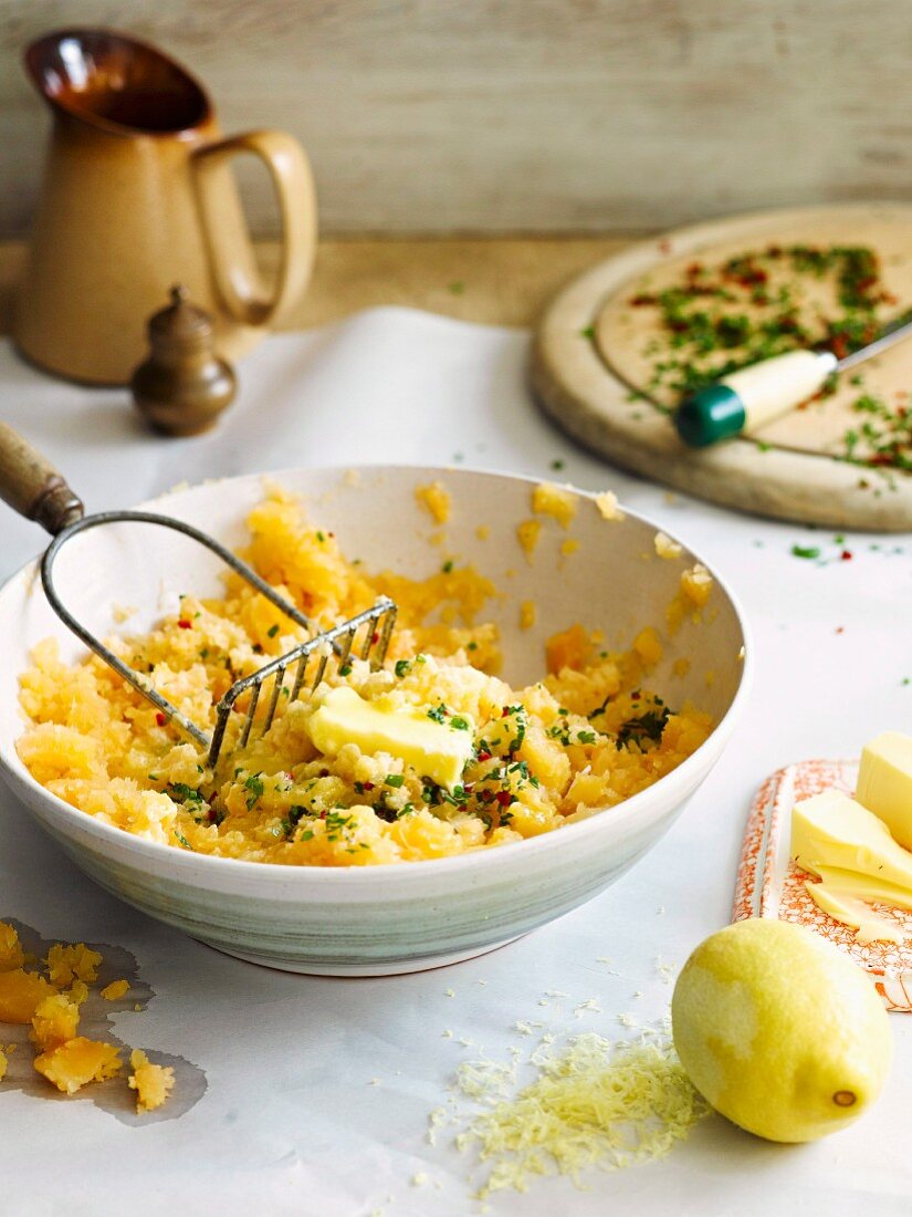 Steckrübenpüree mit Butter, Chili und Kräutern