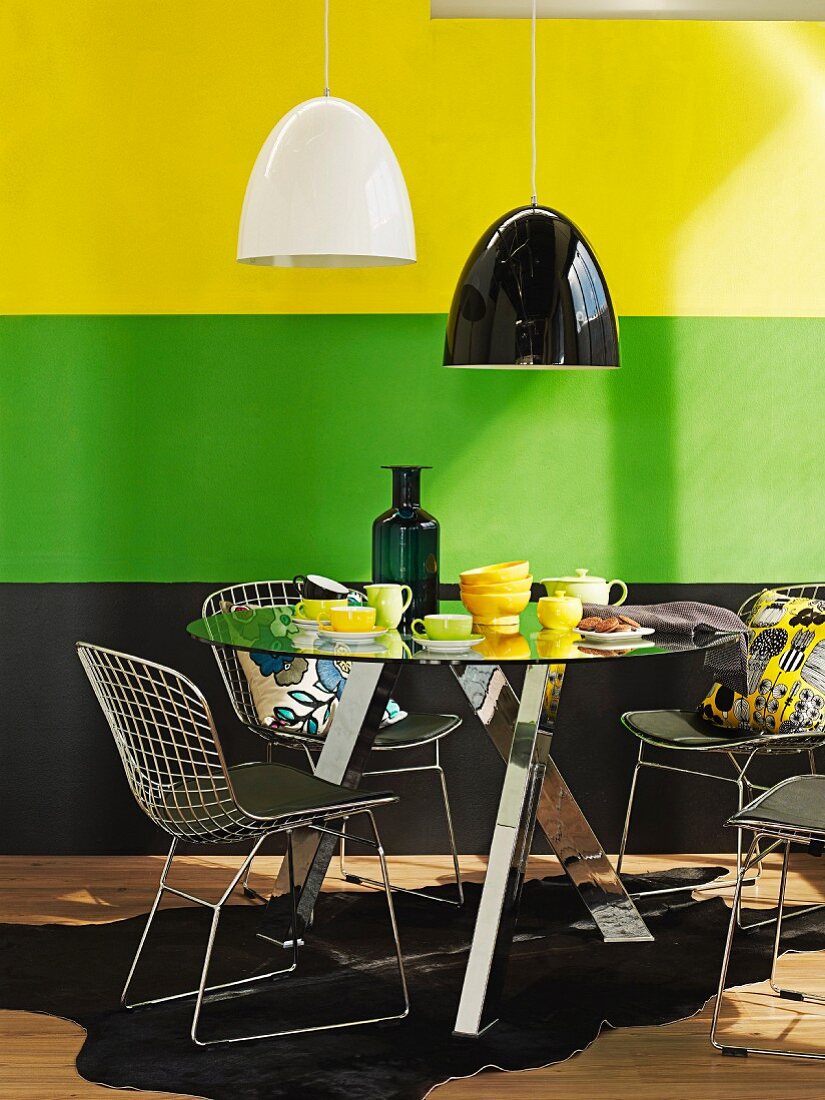 Contrasting colour scheme in snazzy breakfast area with designer furniture