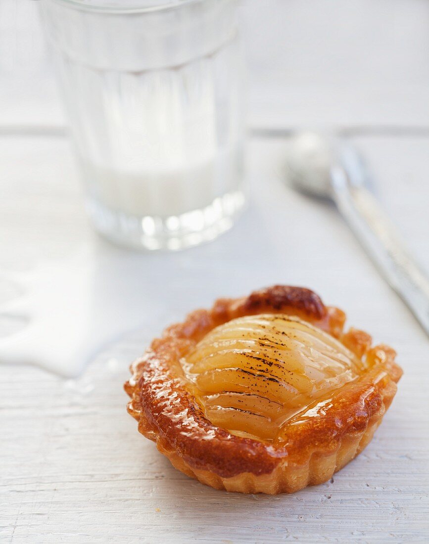 Pear tartlet with marzipan