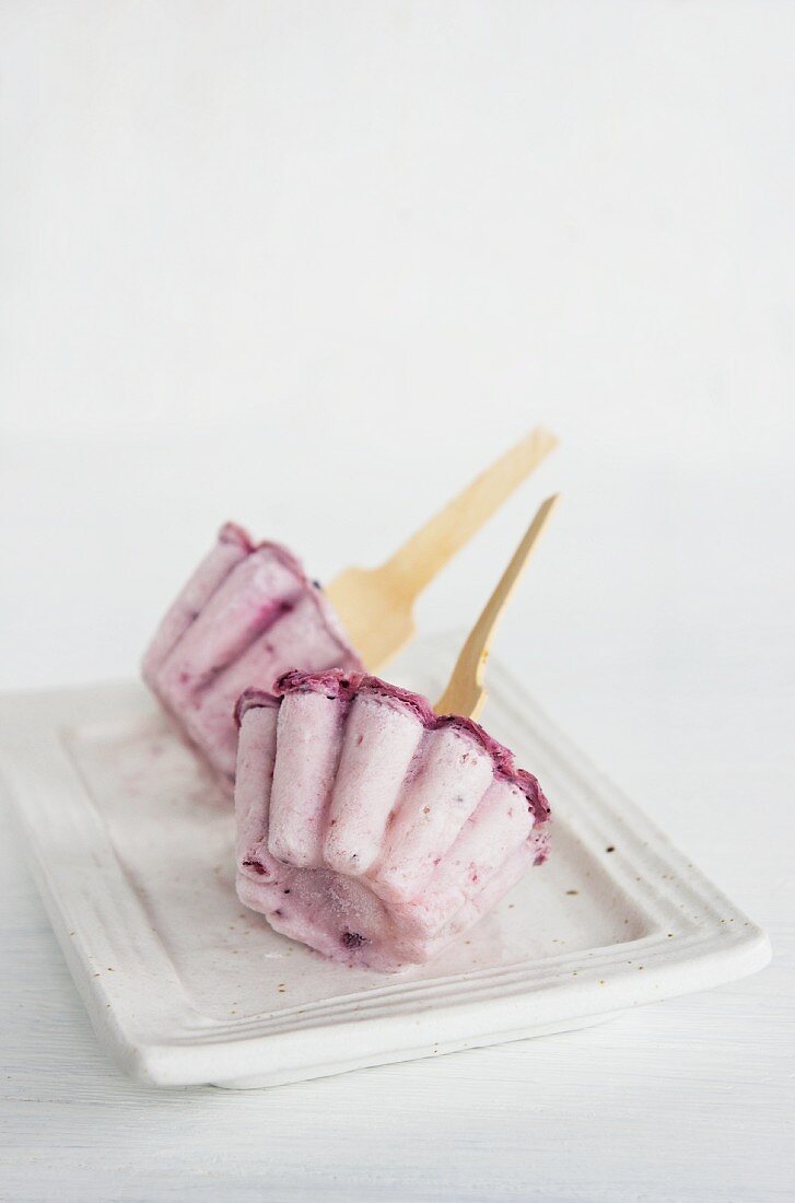 Lavendel-Heidelbeer-Eis am Stiel