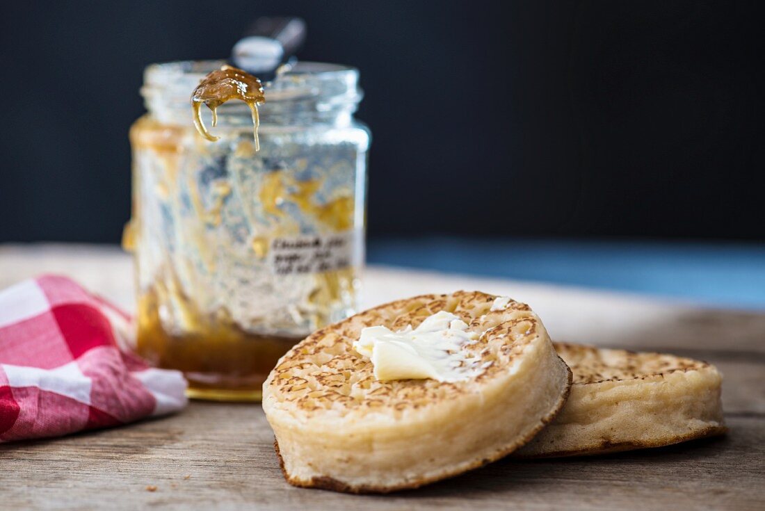 Crumpets mit Butter und Marmelade