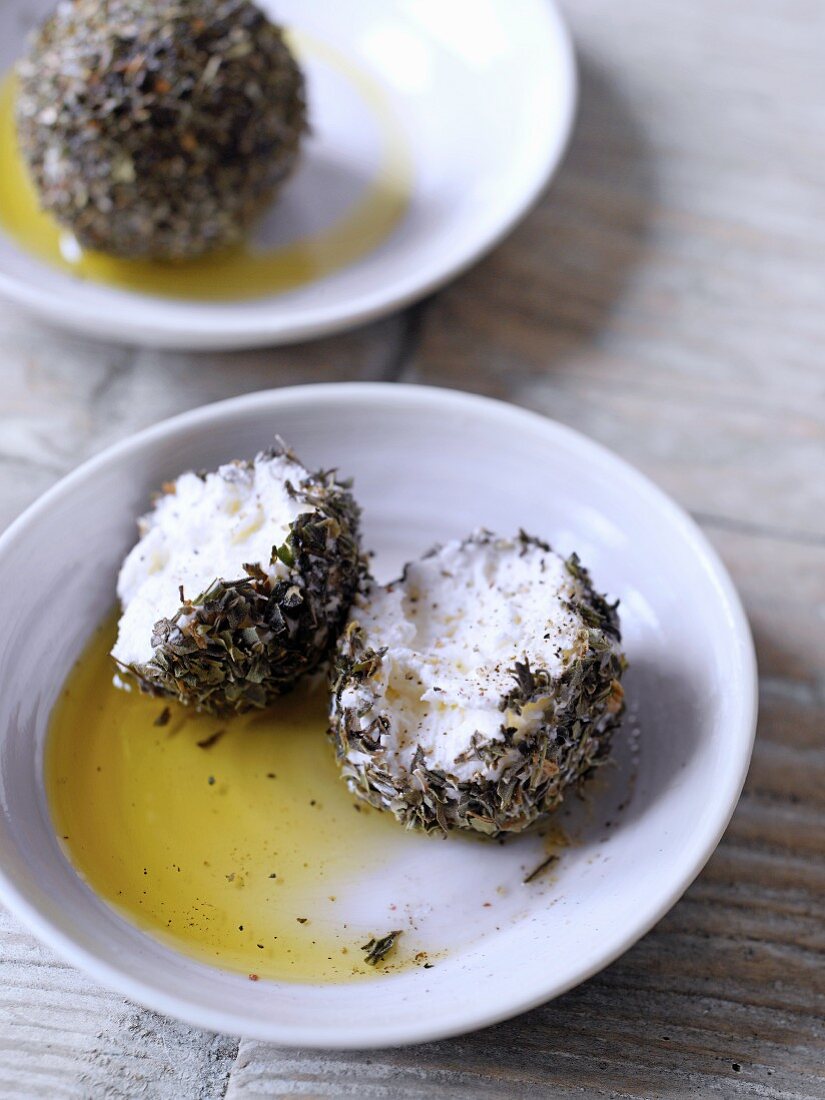 Labneh-Kugeln mit Kräutermantel auf Olivenöl