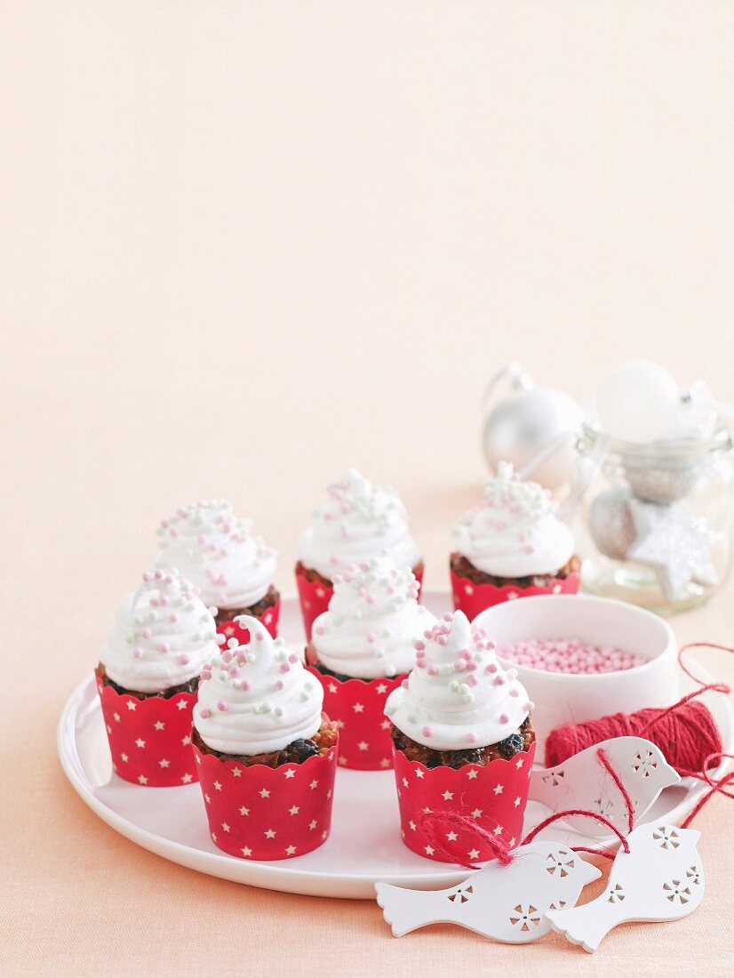 Weihnachtliche Früchte-Cupcakes mit Baiser