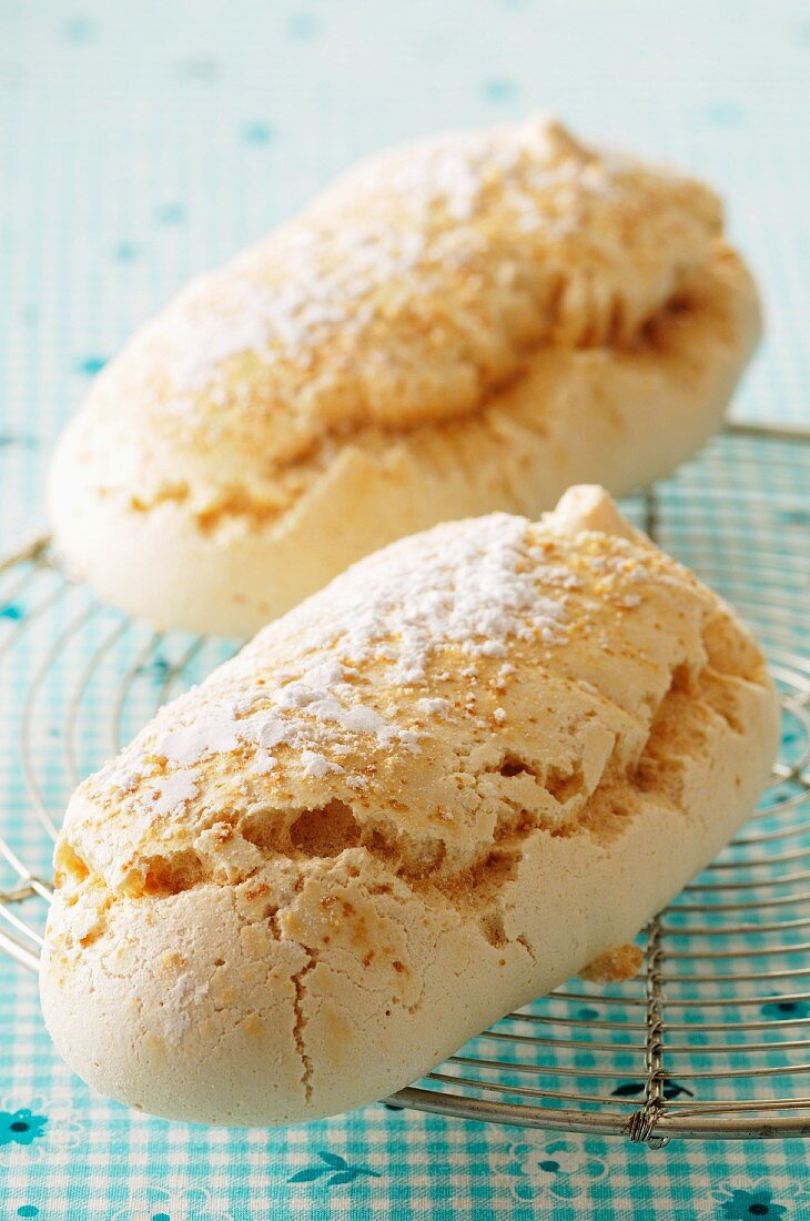 Fresh meringues with icing sugar