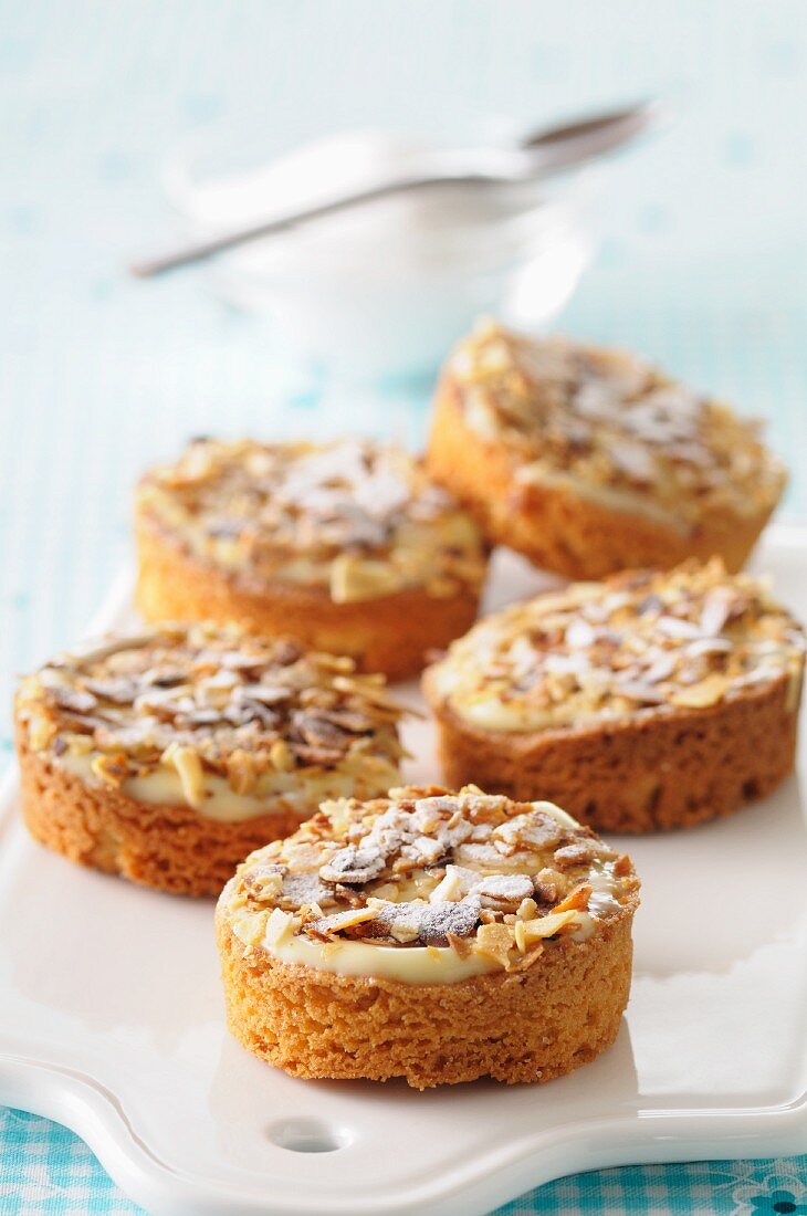 Almond tartlets with vanilla cream and icing sugar