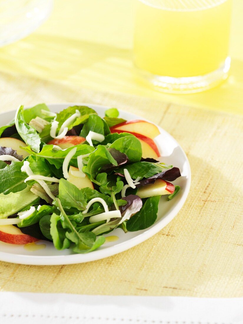 Mixed salad with apple wedges and cheese