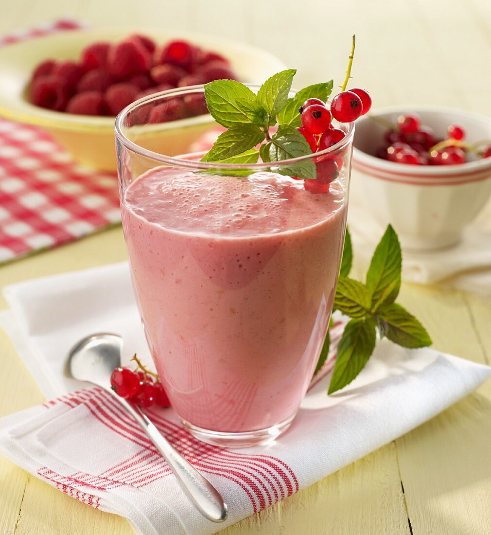 Raspberry and redcurrant smoothie