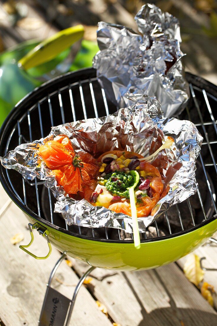 Gefüllte Tomate mit Kräuterpesto auf dem Grill