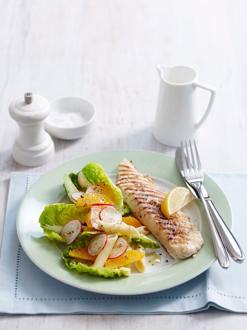 Gegrillter Fisch mit Orangen-Nudel-Salat