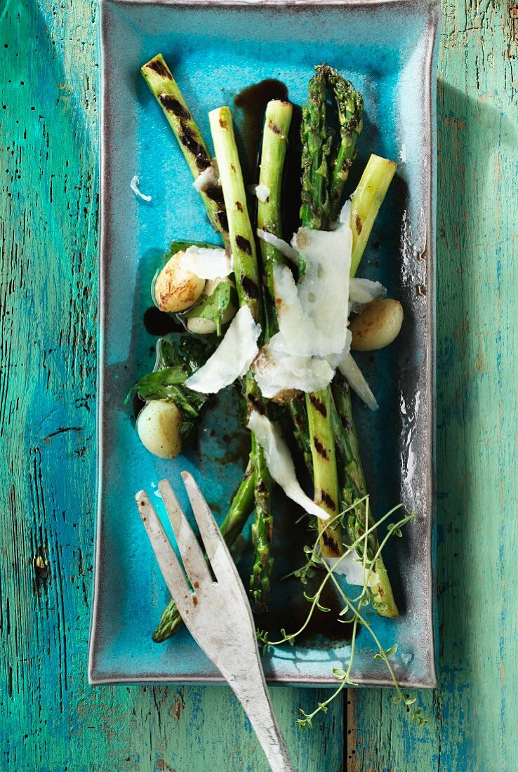 Barbecued asparagus with garlic