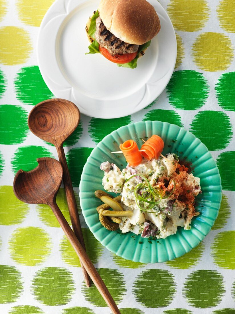 Hamburger und rustikaler Gemüsesalat mit Mayonnaise