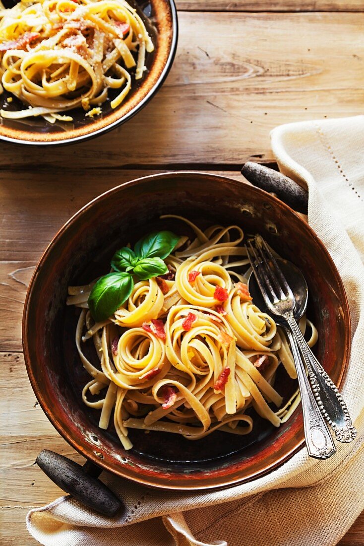 Fettuccine alla carbonara (Nudeln mit Ei & Speck, Italien)