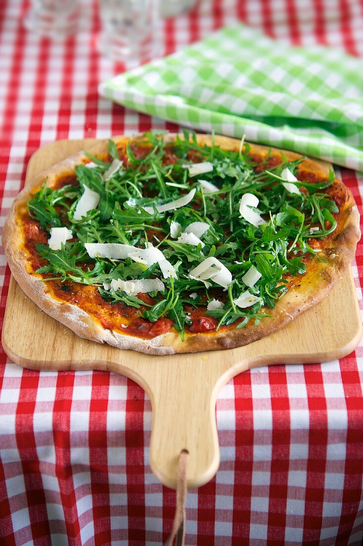 Rucolapizza mit Parmesan