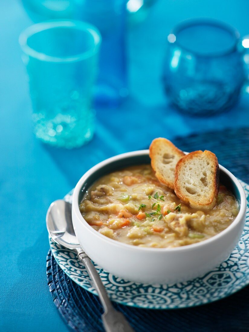 Pea soup with slices of toasted bread