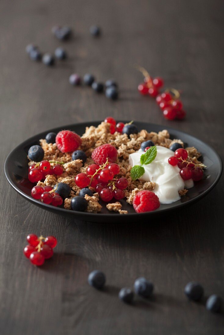 Müsli mit frischen Beeren und Joghurt – Bilder kaufen – 11180220 StockFood