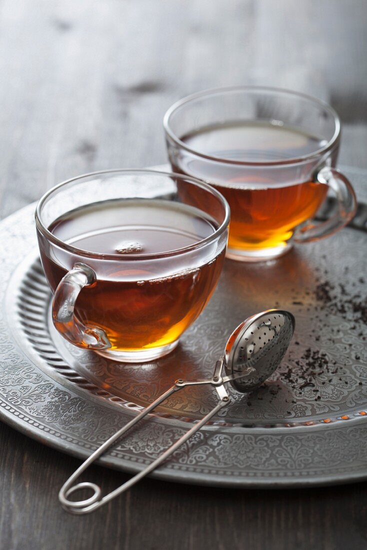 Tee in Tassen aus Glas