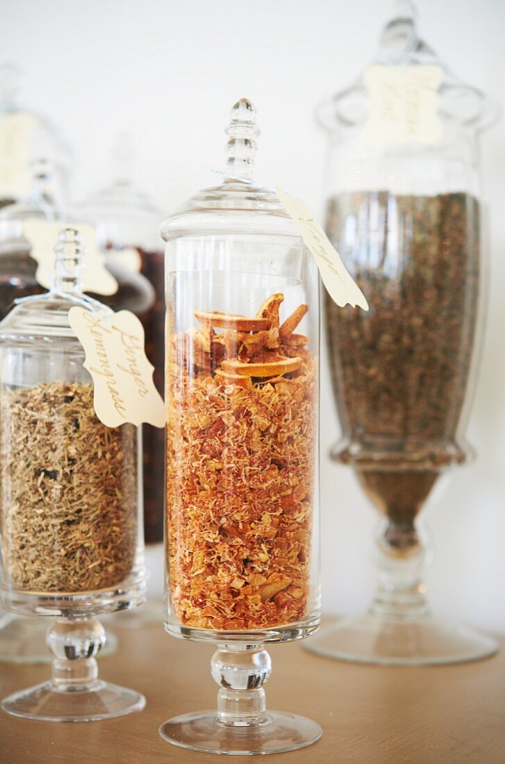 Verschiedene Teesorten in dekorativen Glasbehältern