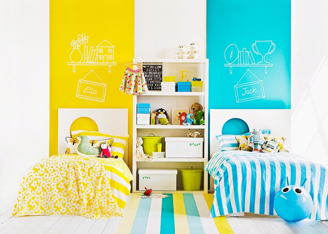 Kinderzimmer in Gelb und Blau mit zwei Betten