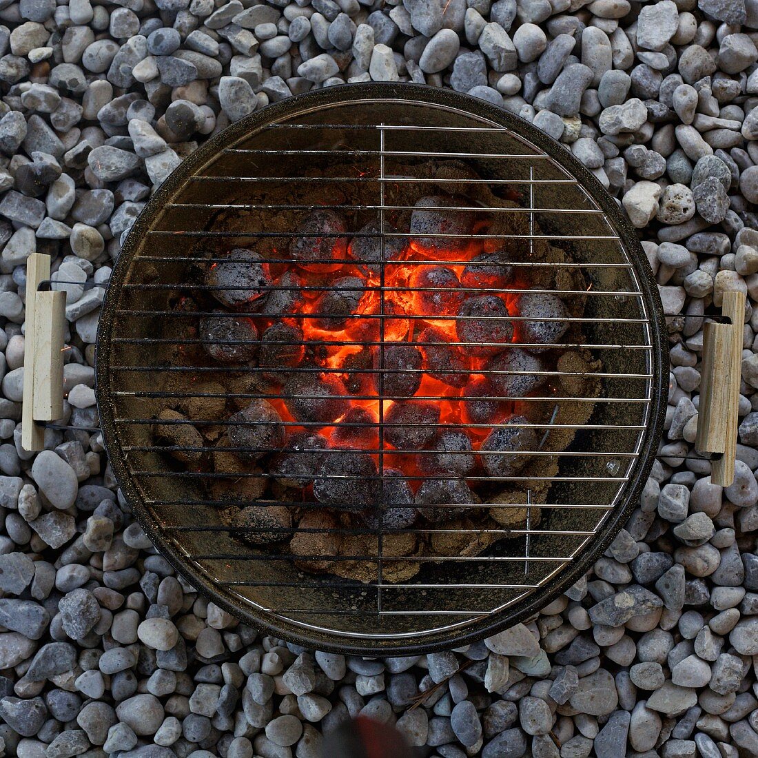 Grill mit glühender Holzkohle