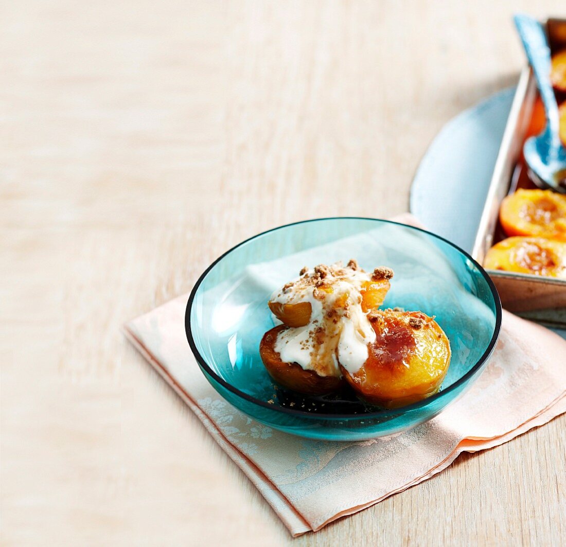 Baked peaches with yoghurt
