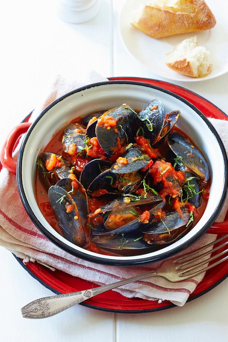 Mussels with chilli and tomatoes