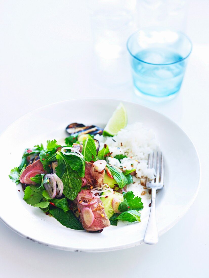 Gemischter Salat mit Rindersteak und Auberginen vom Grill