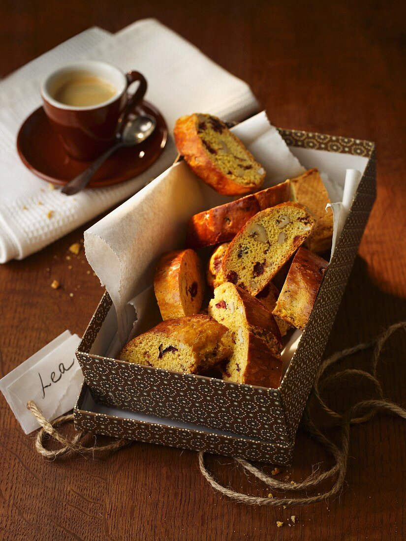 Cantuccini in einer Geschenkschachtel und eine Tasse Espresso