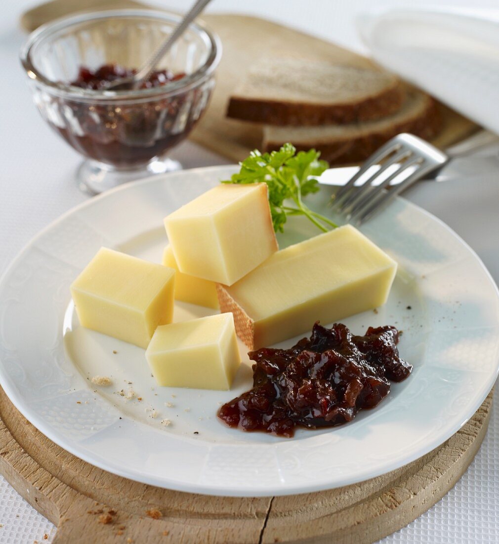 Backpflaumen-Chutney mit Käse