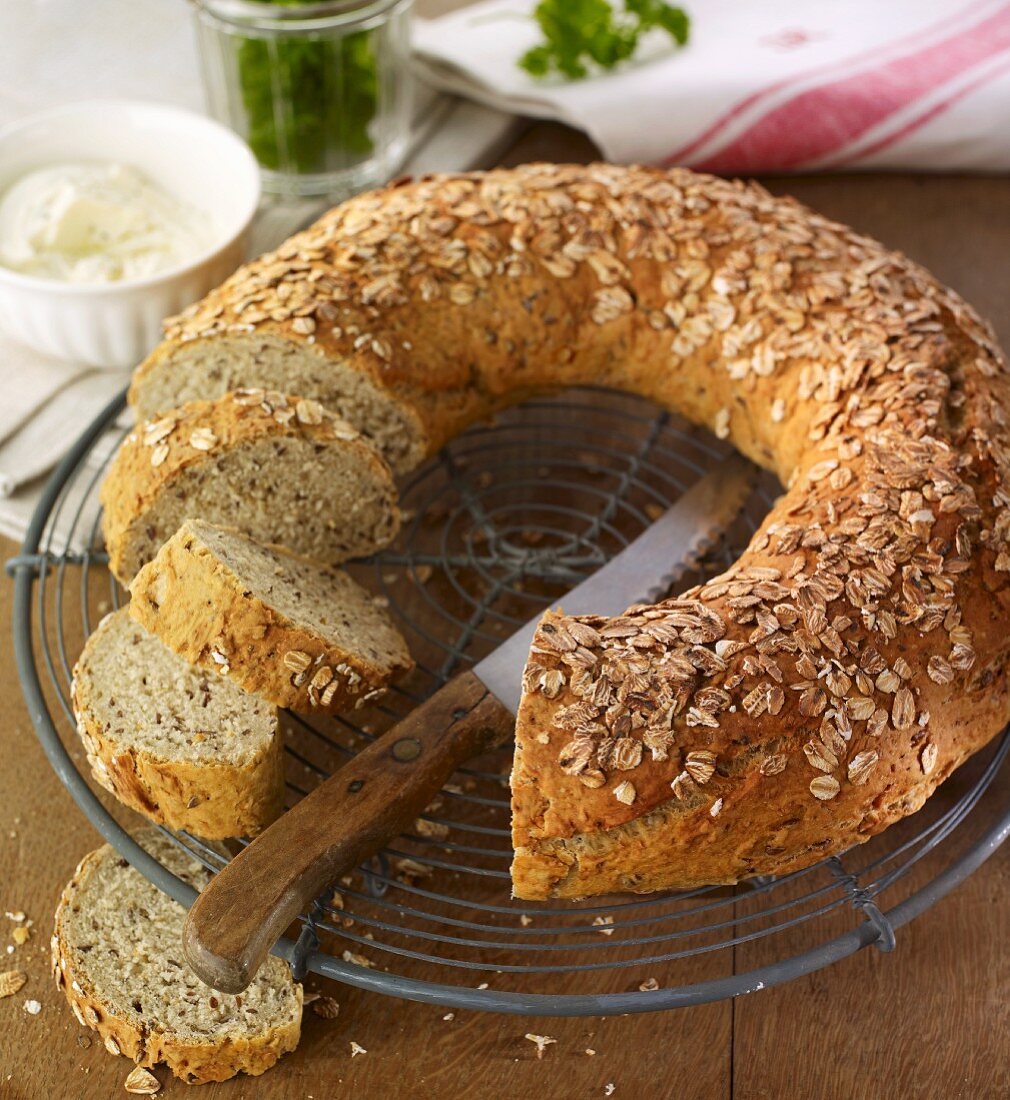 Oat bread wreath with linseeds