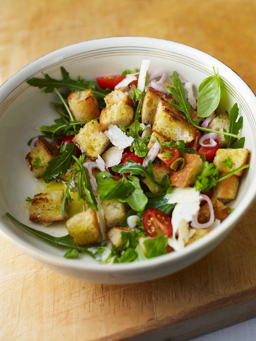 Brotsalat mit Tomaten, Rucola und Parmesan