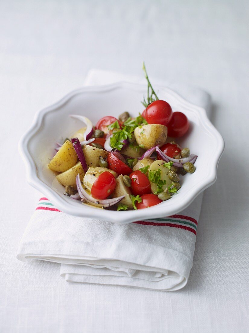 Kartoffelsalat mit Kirschtomaten und Kapern