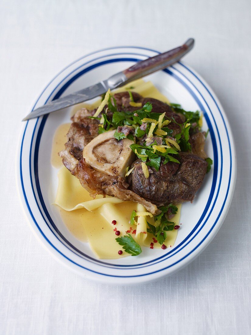 Beef shin with pasta and parsley