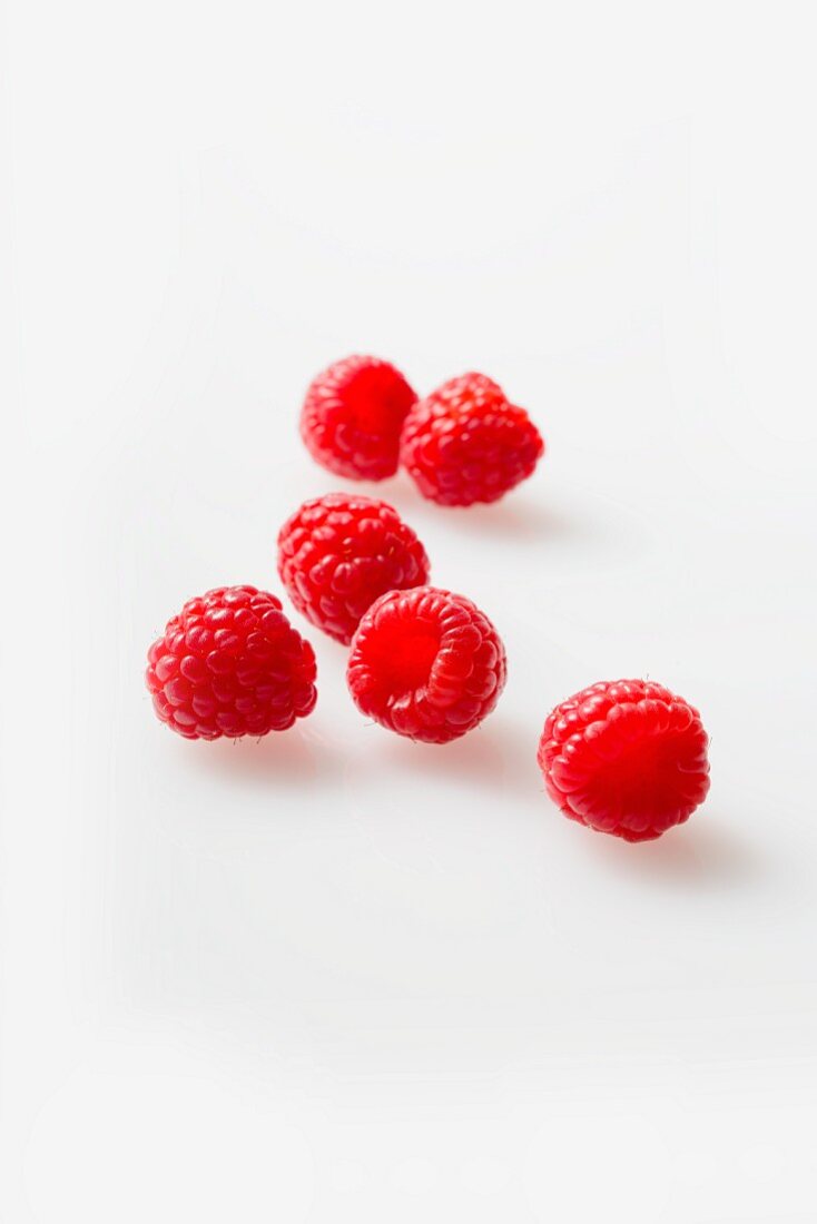 Frische Himbeeren auf weißem Untergrund