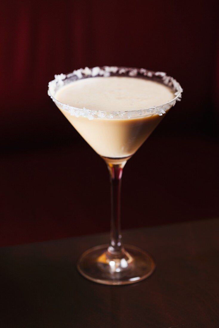 Caramel Martini in einem Glas mit Zuckerrand