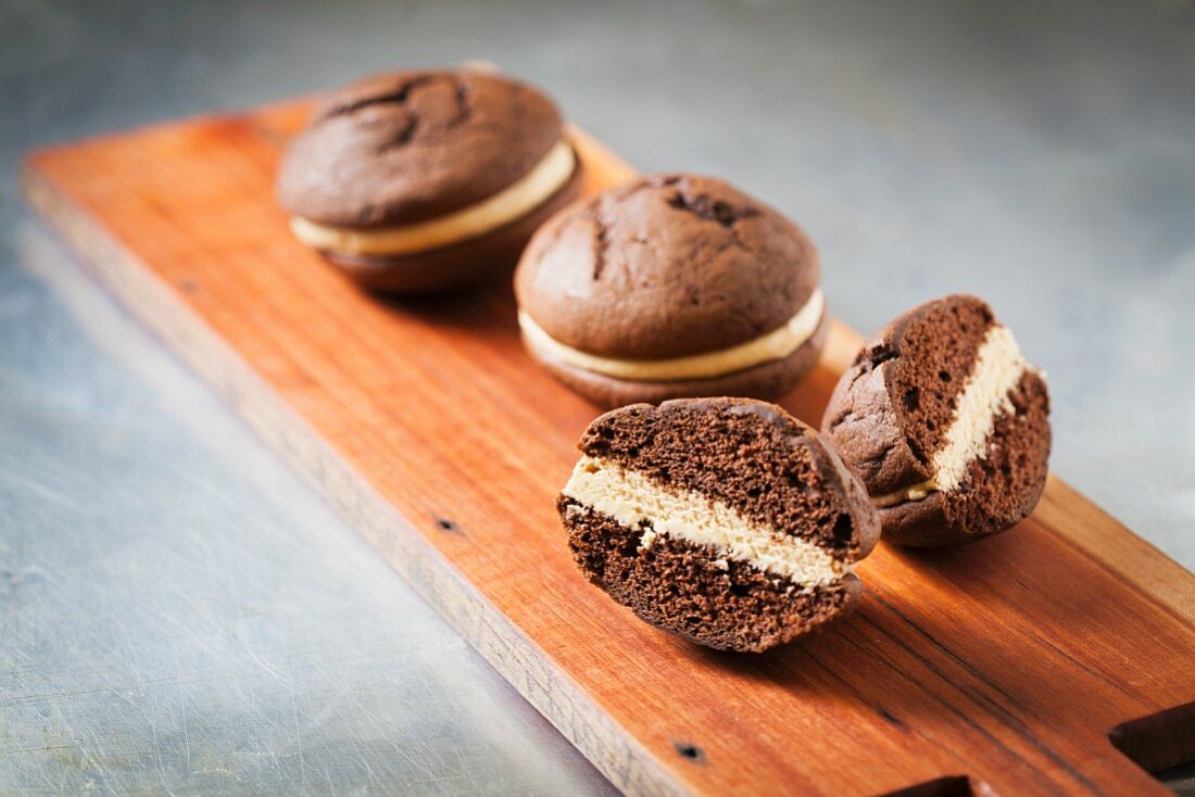 Whoopie Pies auf einem Holzbrett