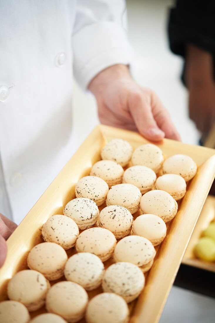 Macarons auf einer Platte