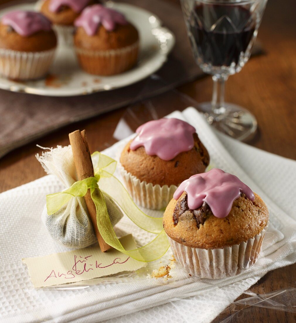 Muffins with mulled wine icing