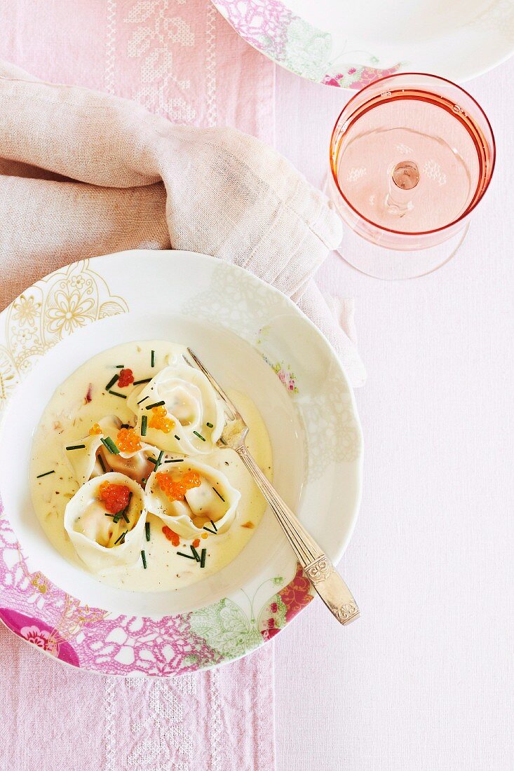 Lachstortellini mit Kaviar und Sekt-Sahne-Sauce zum Valentinstag