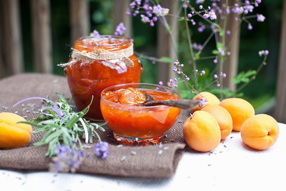 Hausgemachte Aprikosenmarmelade mit frischen Aprikosen und Lavendel