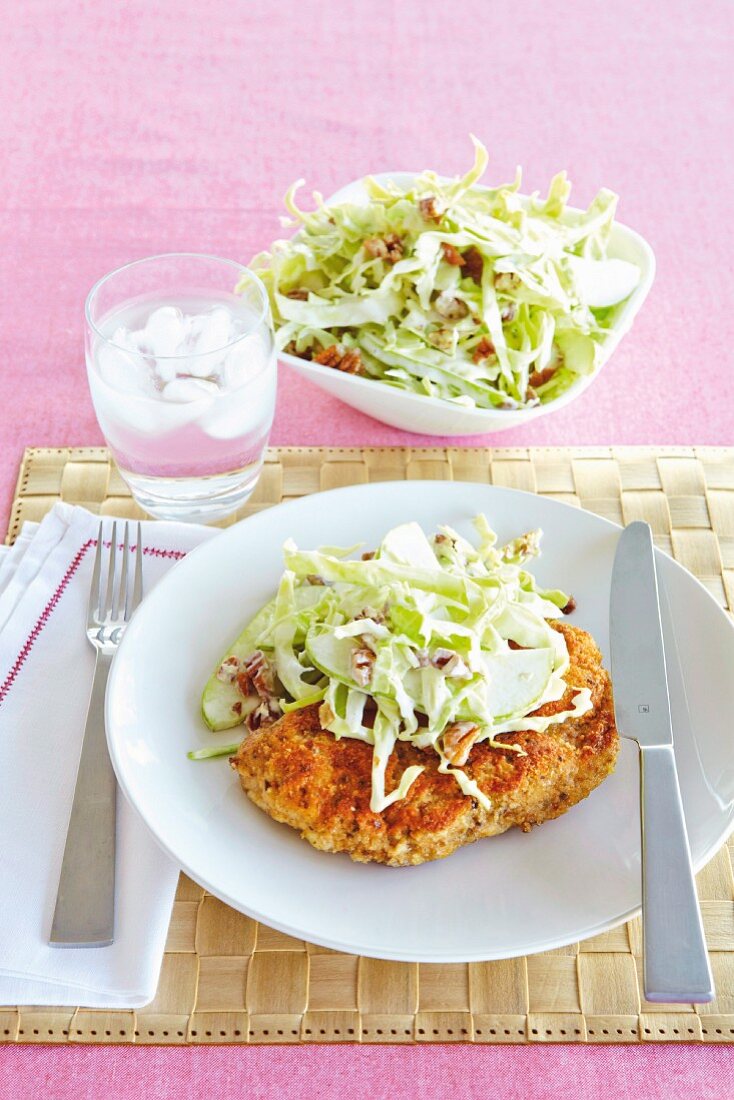 Paniertes Schweineschnitzel mit Weisskohl-Birnen-Salat