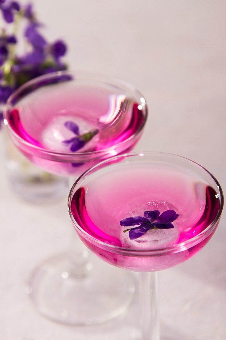 Cocktails with violet ice cubes