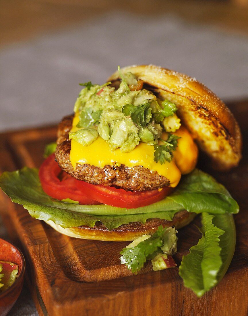 Hamburger mit Cheddar und Avocado